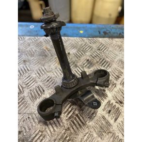 Nederste gaffelbro  - Suzuki GSX 750 F